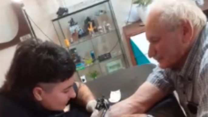 A los 86 años se hizo su primer tatuaje por el campeonato de Argentina