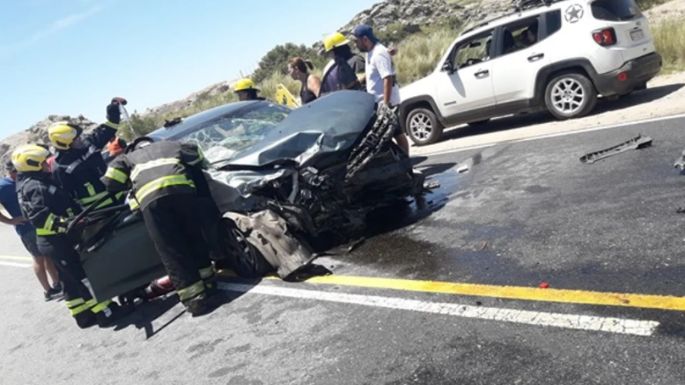 Dos automóviles protagonizaron un violento choque frontal