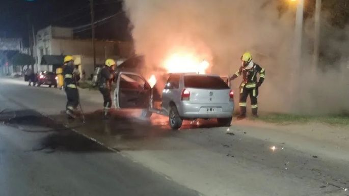 Un vehículo se incendió en la vía pública