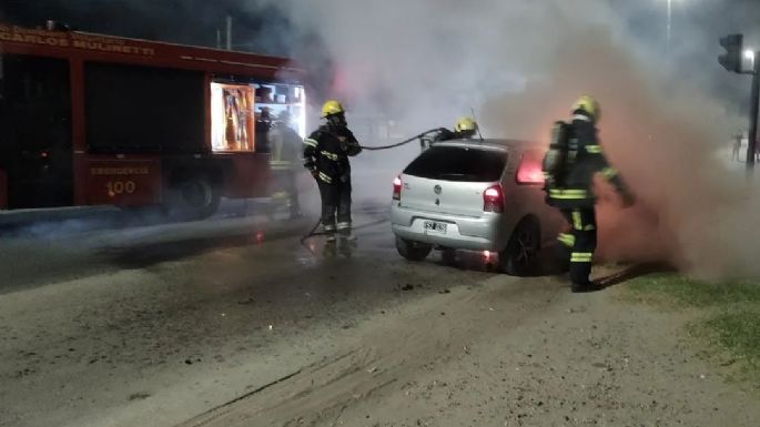 Un vehículo se incendió en la vía pública