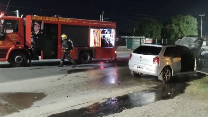 Un vehículo se incendió en la vía pública