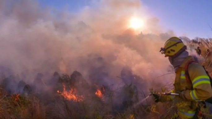 Bomberos combaten un foco de incendio que se reactivó