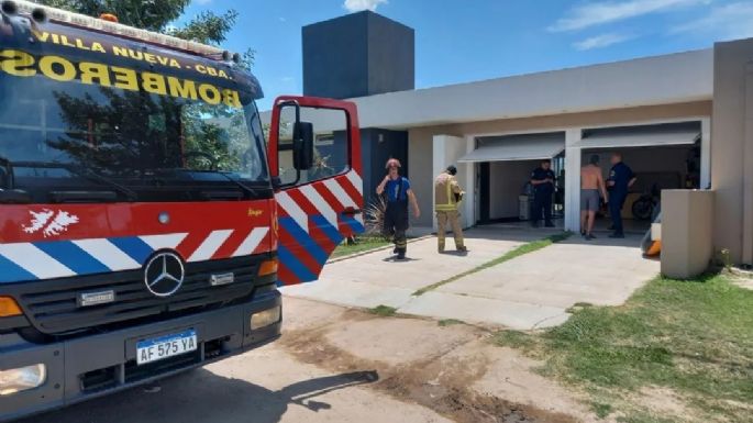 Bomberos sofocan un incendio en una vivienda