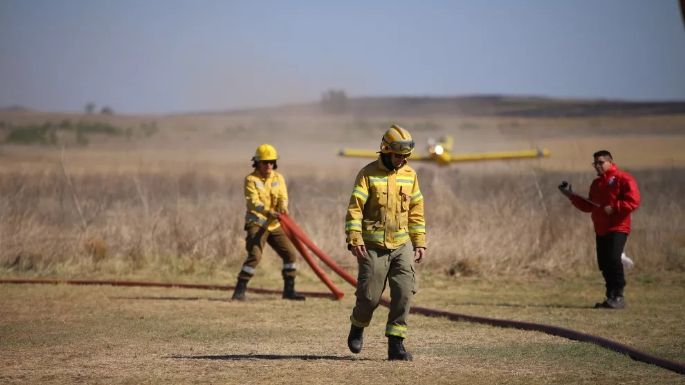 Bomberos combaten incendio forestal en el norte cordobés