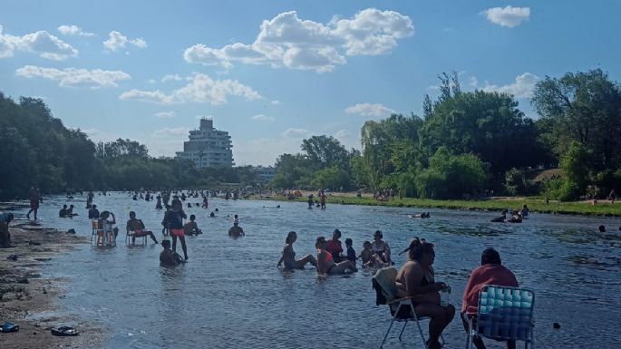 Prohibido meterse al río por las crecidas