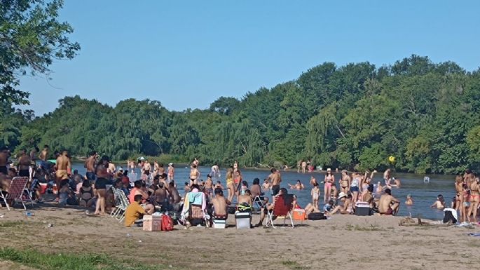 Ante las altas temperaturas vecinos eligen el río para refrescarse