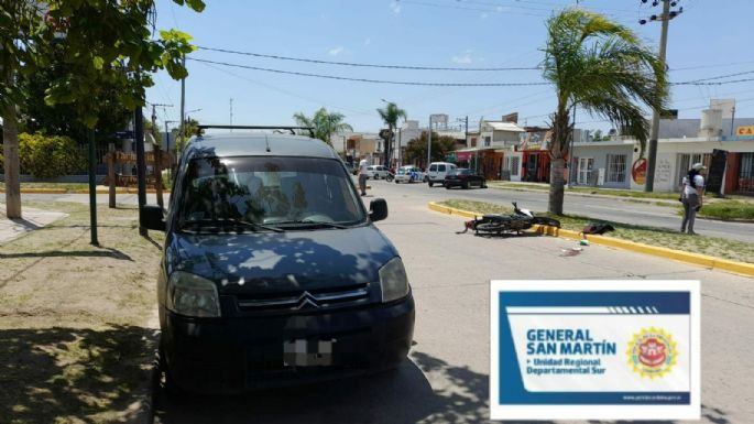 Una motociclista sufrió una grave herida en su cabeza tras un choque contra un auto