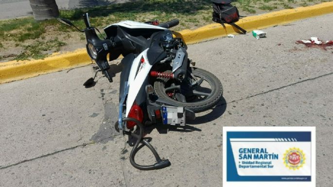 Una motociclista sufrió una grave herida en su cabeza tras un choque contra un auto