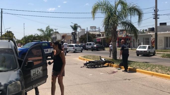 Una motociclista sufrió una grave herida en su cabeza tras un choque contra un auto