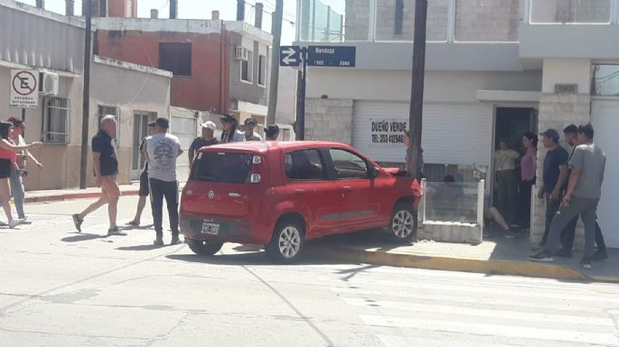 Un auto se incrustó en una vivienda