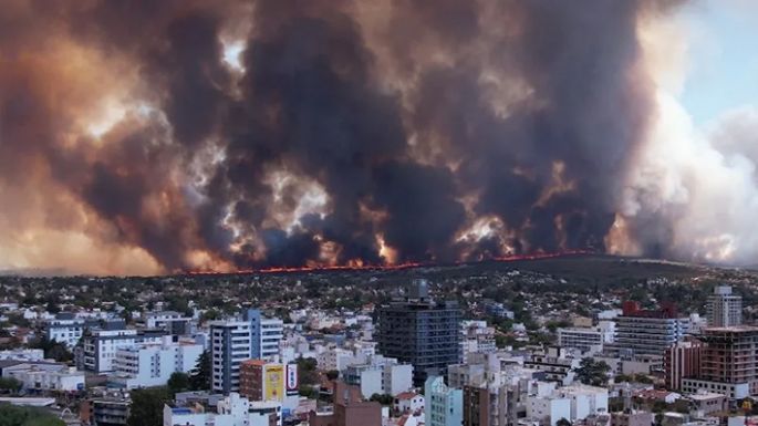 Fuego incontenible en las sierras