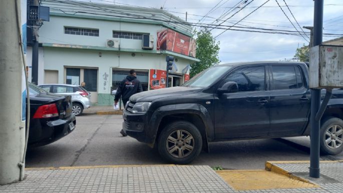 Estuvo media hora tapando una rampa para personas con discapacidad