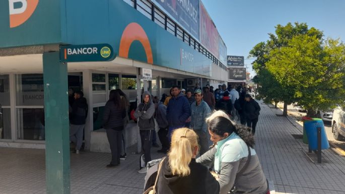 Gran malestar en el Banco de Córdoba de la Terminal por horas de espera