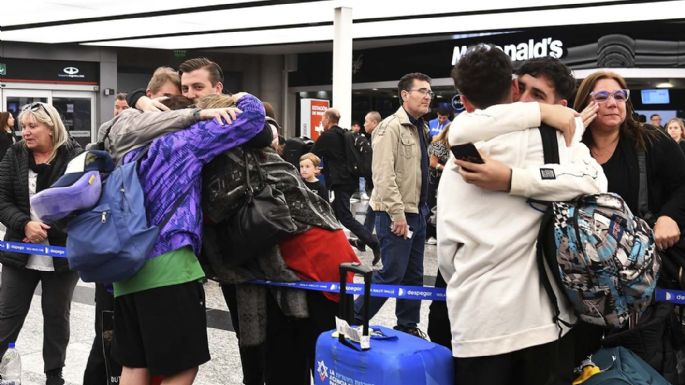 Abrazos y emoción en regreso de 54 de los 200 alumnos secundarios varados por la guerra en Israel