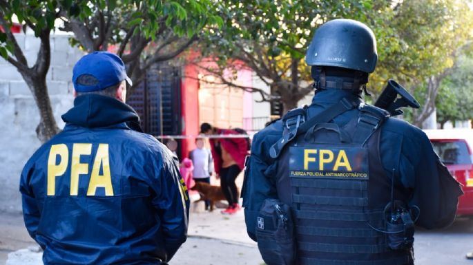 Hallaron varias dosis de droga tras controlar a dos sujetos