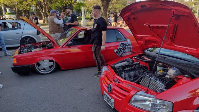 Comenzó la primera jornada del Auto Show en plaza Centenario