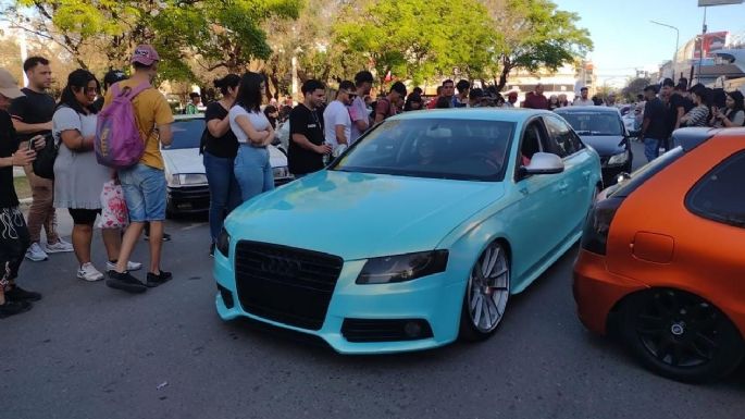 Comenzó la primera jornada del Auto Show en plaza Centenario