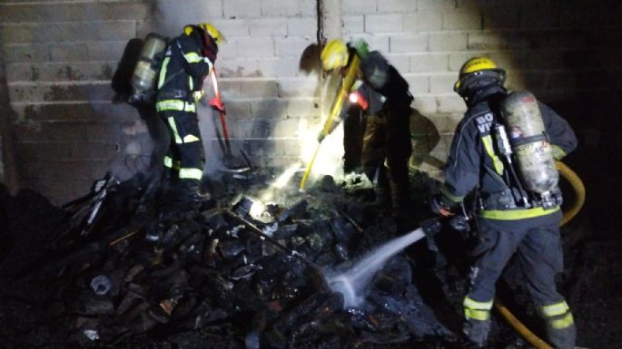 Bomberos sofocaron incendio en una carbonera