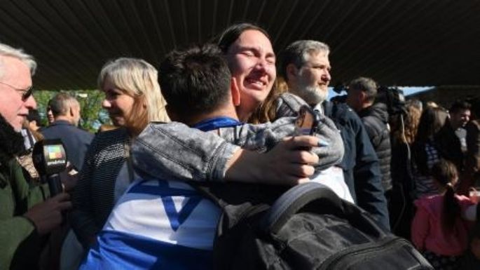 Gran emoción en la llegada de los argentinos evacuados de Israel con sus familias