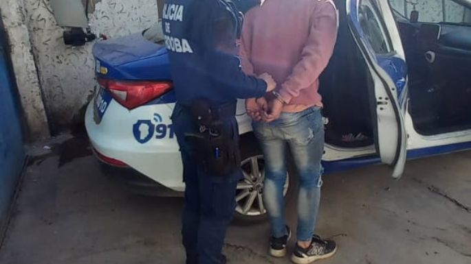 Un hombre fue detenido por amenazar de muerte y agredir a su pareja y a una amiga
