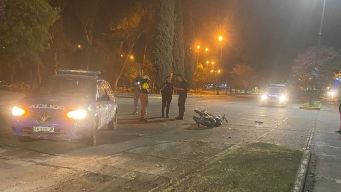 Joven terminó con lesiones graves y riesgo de vida traer caer de su moto