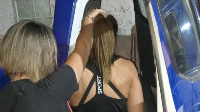 Ingresó a la casa de su expareja, quemó pertenencias y terminó detenida