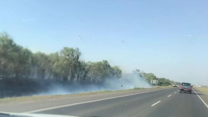 Bomberos sofocan incendio en la ruta 158