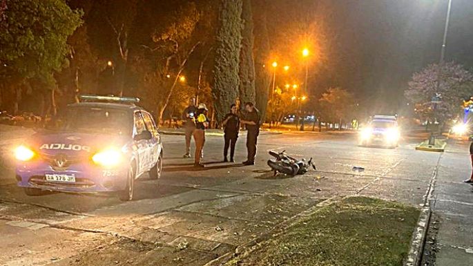 Motociclista en estado crítico al accidentarse en la costanera