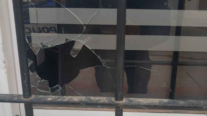 A piedrazos, rompió la ventana de un vecino a quien le reclamaba dinero