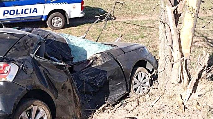 Murió un joven tras despistar e impactar contra un árbol
