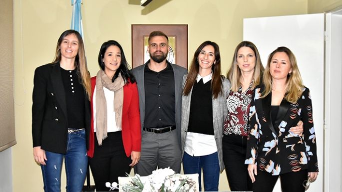 Acá, los jóvenes escribanos