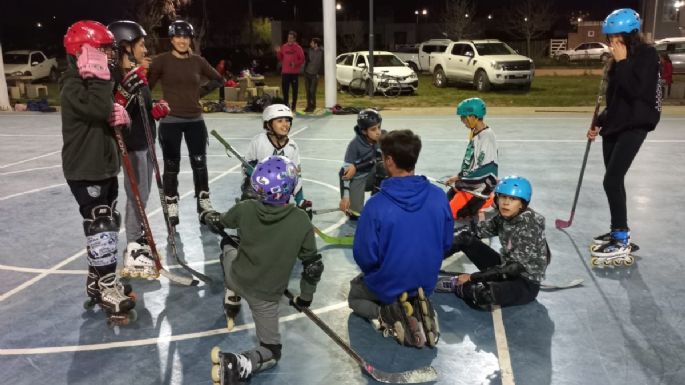 Dictan clases gratuitas de Roller Hockey y Ciclismo MTB en el Polideportivo