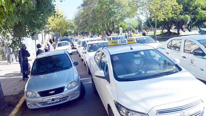 Abren convocatoria para licencias de taxis, con autos cero kilómetro