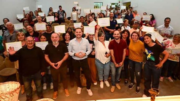 Tras recibir una beca, enseñaron a más de 100 personas lo que saben hacer