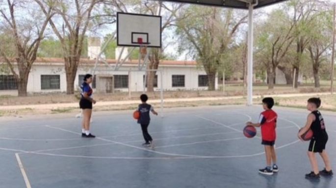 Dictan clases gratuitas de mini básquet en el Polideportivo