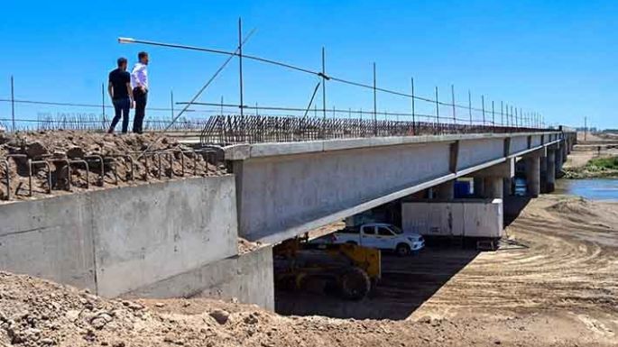 Se construyen el terraplén y los puentes sobre el río y la ruta 158