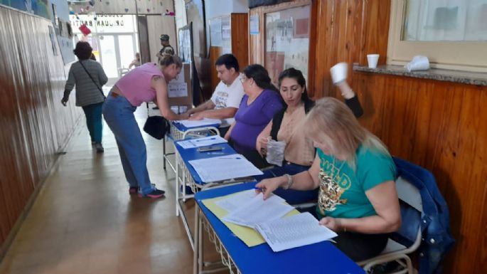 FOTOS - Inició la votación en Villa María y se desarrolla normal en las escuelas