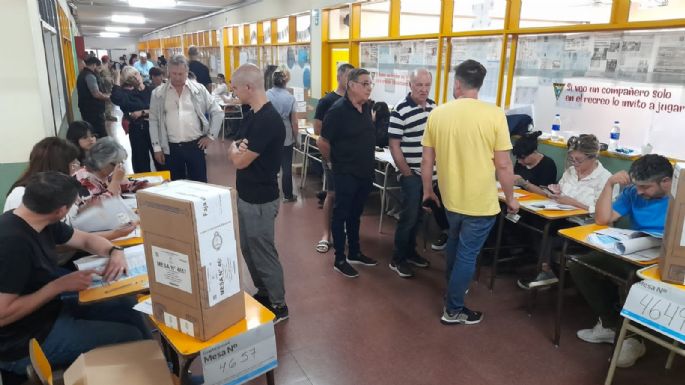 FOTOS - Inició la votación en Villa María y se desarrolla normal en las escuelas