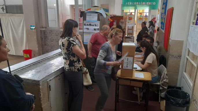 FOTOS - Inició la votación en Villa María y se desarrolla normal en las escuelas