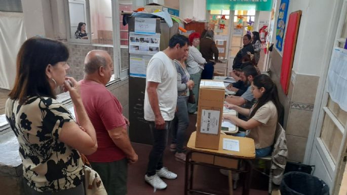 FOTOS - Inició la votación en Villa María y se desarrolla normal en las escuelas