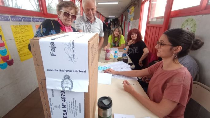 FOTOS - Inició la votación en Villa María y se desarrolla normal en las escuelas