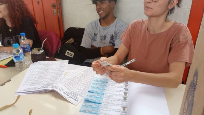 FOTOS - Inició la votación en Villa María y se desarrolla normal en las escuelas
