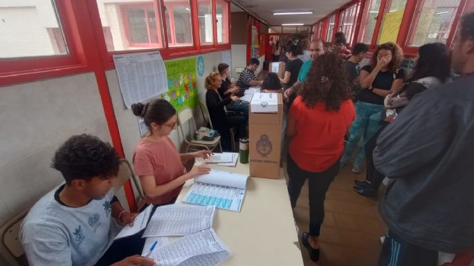 FOTOS - Inició la votación en Villa María y se desarrolla normal en las escuelas