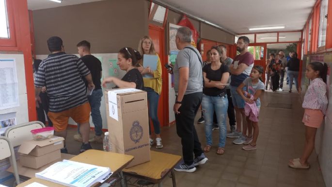 FOTOS - Inició la votación en Villa María y se desarrolla normal en las escuelas