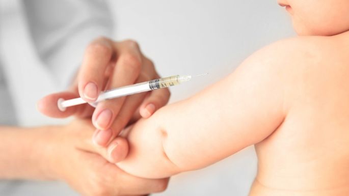 Establecen un plazo de dos días a padres para que vacunen a su bebé
