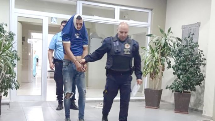 Agredió a su pareja, se encerró con el bebé e hirió a un policía