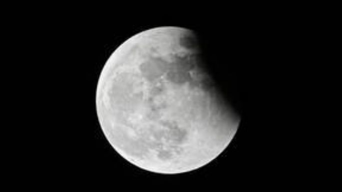 Esta tarde habrá un eclipse lunar parcial, ¿a qué hora y cómo verlo?