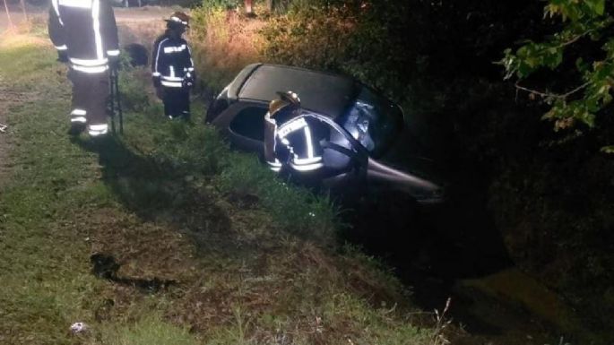 Dos personas hospitalizadas tras el despiste de un vehículo
