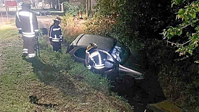 Iban discutiendo, se despistaron y el auto terminó en una alcantarilla