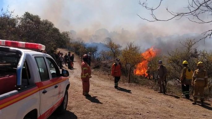 Bomberos combaten varios incendios activos en la provincia